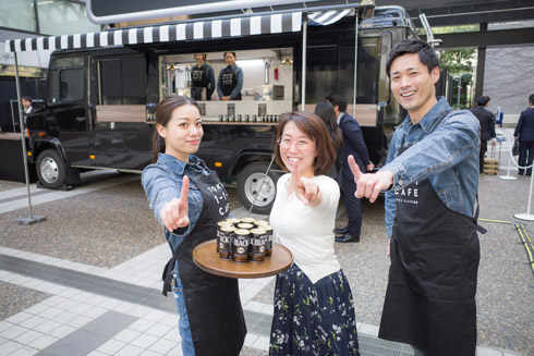 3人で指で「1」としている写真