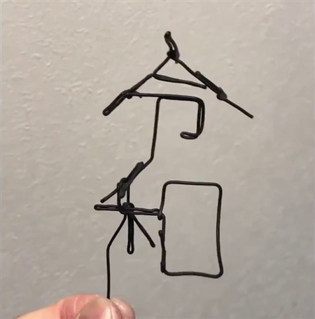 「平成」から「令和」にクルッ　針金を使ったトリックアートがすごい