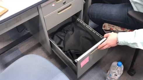 デスク 引き出し 奥 隠れる ネコ 猫 注意喚起 青木防災