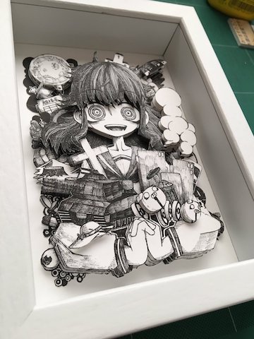 2次元の女の子が常にこっちを見てる！ 絵を重ねて作られた立体