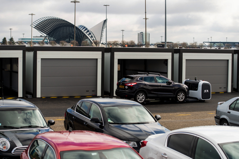 Stan 駐車場 管理 ロボット 空港