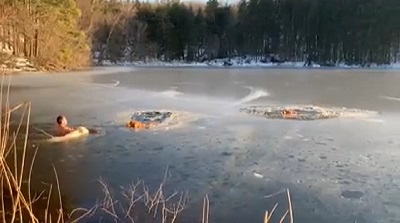 凍った池から救出