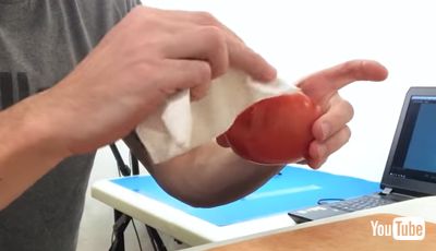 汁が垂れないように拭いています