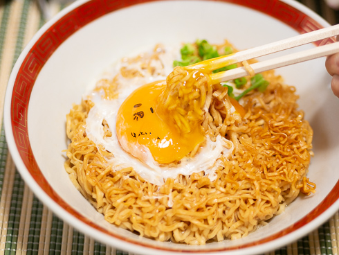 麺を箸で持ち上げるところ