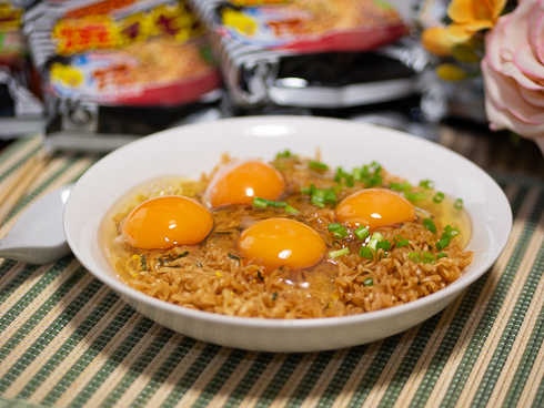 焼チキンに卵を四つのせてみた