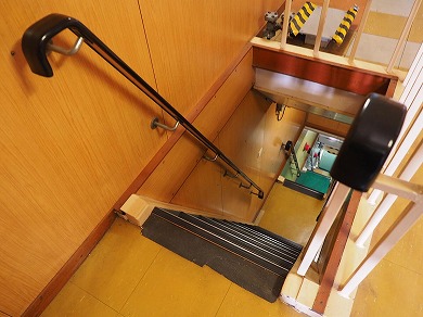 しらせ内の階段