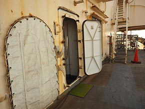 しらせと船内ドア