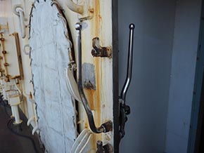 船外ドアとの留め具