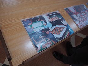 しらせ内で遊ぶ船員