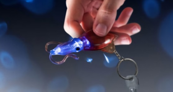 チョウチンアンコウ　魚　魚類　ライト　キーホルダー Amazon.co.jp: チョウチンアンコウ 深海魚型 アイアン デスク