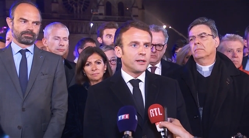 仏ノートルダム大聖堂、焼け落ちる　「修復には数十年」の声も