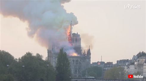 仏ノートルダム大聖堂、焼け落ちる　「修復には数十年」の声も