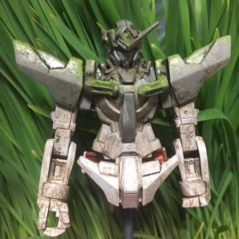 インドネシア どう見てもガンダム 石像 エクシア プラモデル 再現