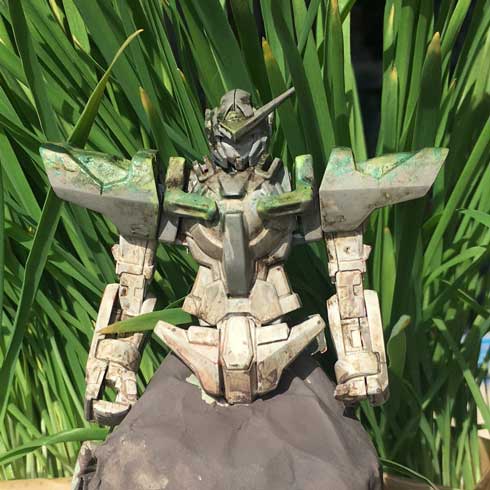 インドネシア どう見てもガンダム 石像 エクシア プラモデル 再現