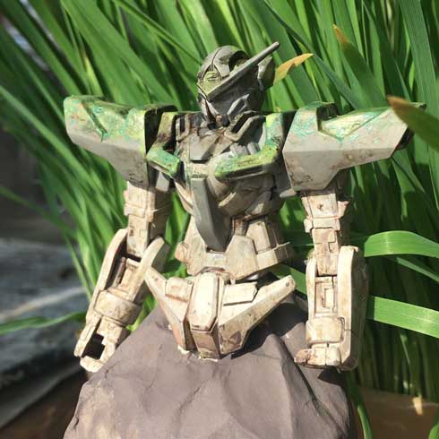 インドネシア どう見てもガンダム 石像 エクシア プラモデル 再現