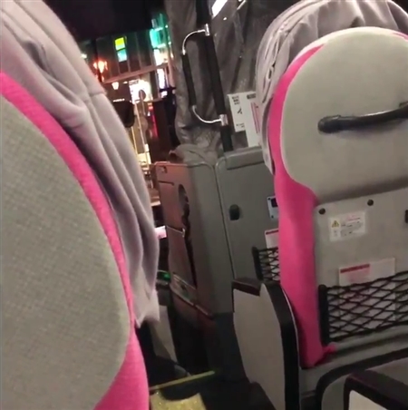 バス運転手「もう無理ですって！」　乗り遅れた男性立ちはだかり横断歩道で立ち往生、動画が拡散