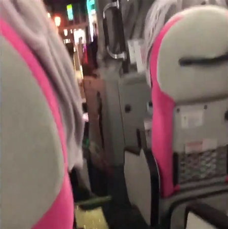 バス運転手「もう無理ですって！」　乗り遅れた男性立ちはだかり横断歩道で立ち往生、動画が拡散