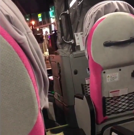 バス運転手「もう無理ですって！」　乗り遅れた男性立ちはだかり横断歩道で立ち往生、動画が拡散