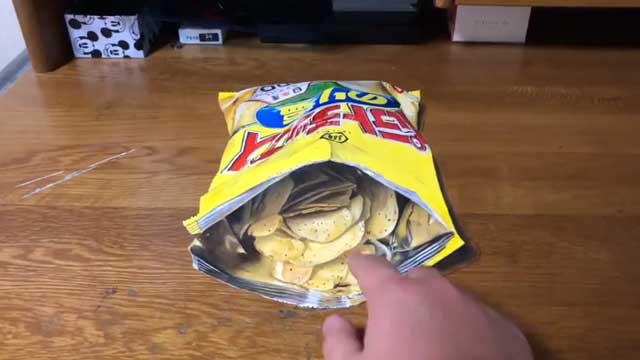 「すごい」「だまされた！」　食べられないポテチの動画が開始5秒まで“錯視”だと気付けない現実感