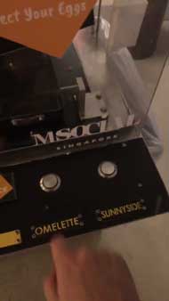 ホテル 全自動 オムレツ マシーン シンガポール ロボット アーム 料理 かわいい