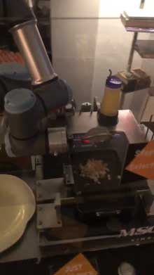 ホテル 全自動 オムレツ マシーン シンガポール ロボット アーム 料理 かわいい