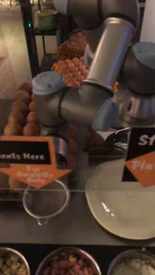 ホテル 全自動 オムレツ マシーン シンガポール ロボット アーム 料理 かわいい