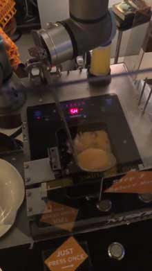 ホテル 全自動 オムレツ マシーン シンガポール ロボット アーム 料理 かわいい