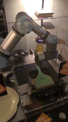 ホテル 全自動 オムレツ マシーン シンガポール ロボット アーム 料理 かわいい