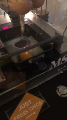 ホテル 全自動 オムレツ マシーン シンガポール ロボット アーム 料理 かわいい