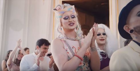 シリとアレクサの結婚式