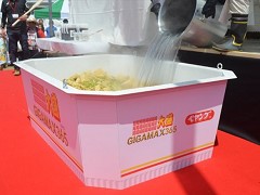 本当にやったのか！ 重量160キロの「ペヤング超∞超大盛