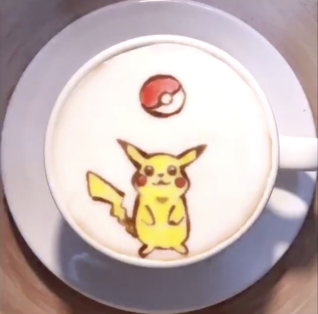 ラテの上で踊るピカチュウがかわいすぎる！　ポケモンラテアートで全国ずかん制覇を目指すインスタが注目集める
