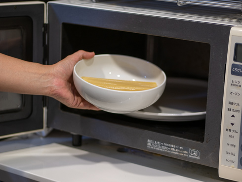 電子レンジに入れる