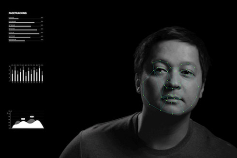 カメラが顔認識する様子