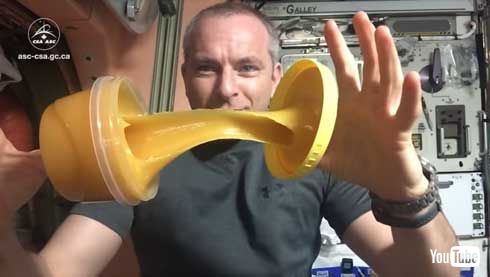 宇宙 はちみつ ぐにょーん 開ける 伸びる 無重力 Canadian Space Agency NASA