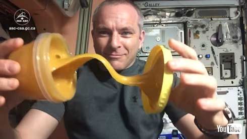 宇宙 はちみつ ぐにょーん 開ける 伸びる 無重力 Canadian Space Agency NASA