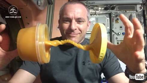 宇宙 はちみつ ぐにょーん 開ける 伸びる 無重力 Canadian Space Agency NASA