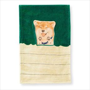 すき間からのぞく柴犬タオル