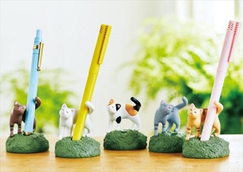 ピーンと立ったシッポがかわいい すりすりと甘える猫ちゃんのペン