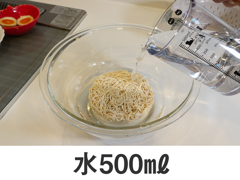 麺に水を注ぐところ