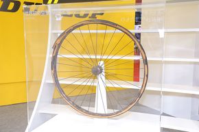 ダンロップ GYROBLADE エアレスタイヤ