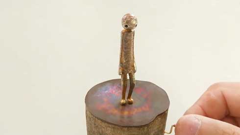 ちょっぴり悲しい からくり人形 取っ手 回す 目から涙 水溜まり