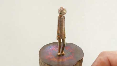 ちょっぴり悲しい からくり人形 取っ手 回す 目から涙 水溜まり