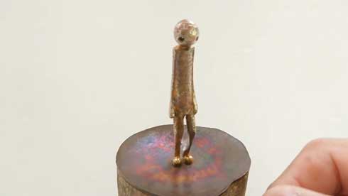 ちょっぴり悲しい からくり人形 取っ手 回す 目から涙 水溜まり