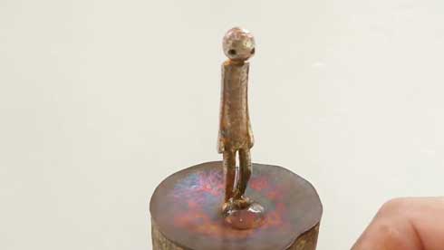 ちょっぴり悲しい からくり人形 取っ手 回す 目から涙 水溜まり