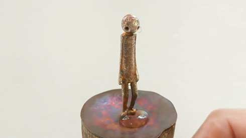 ちょっぴり悲しい からくり人形 取っ手 回す 目から涙 水溜まり