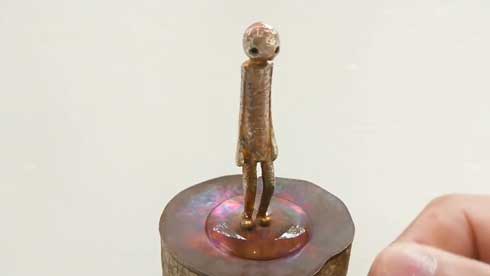 ちょっぴり悲しい からくり人形 取っ手 回す 目から涙 水溜まり