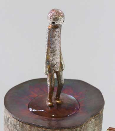 ちょっぴり悲しい からくり人形 取っ手 回す 目から涙 水溜まり