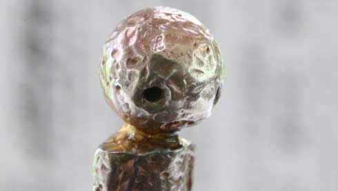 ちょっぴり悲しい からくり人形 取っ手 回す 目から涙 水溜まり