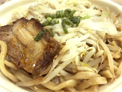 セブンの“ジェネリック二郎”こと「中華蕎麦とみ田監修豚ラーメン」がリニューアル！　麺のモチモチ感はそのままに歯ごたえアップ